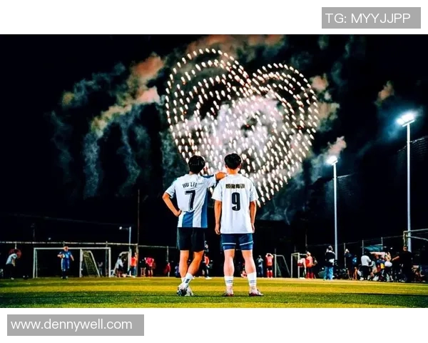 国内明星与足球明星亲密互动引发粉丝热议与关注的盛况